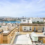 Penthouse With Roof Terrace And Sea Views דירה *