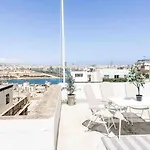 Penthouse With Roof Terrace And Sea Views דירה *