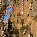 Penthouse With Roof Terrace And Sea Views דירה ואלטה