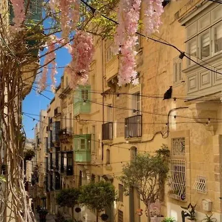 Penthouse With Roof Terrace And Sea Views Apartamento La Valeta