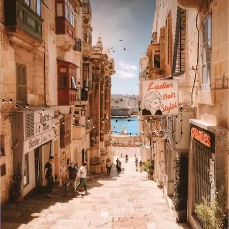 Penthouse With Roof Terrace And Sea Views *