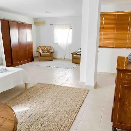 アパート Penthouse With Roof Terrace And Sea Views